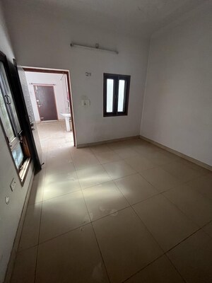 Room in 2.5 BHK Independent House at Aliganj – for Rent