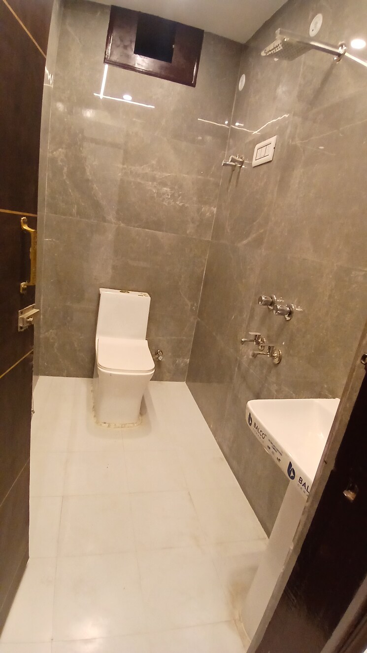 Bathroom, zakir nagar 3 Bedroom 900 Sq.Ft. Apartment In Zakir Nagar Delhi 9661282