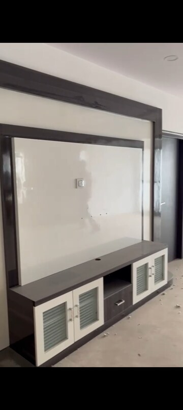 Room in 3 BHK Apartment at Embassy Icon, Infantry Road – for Sale