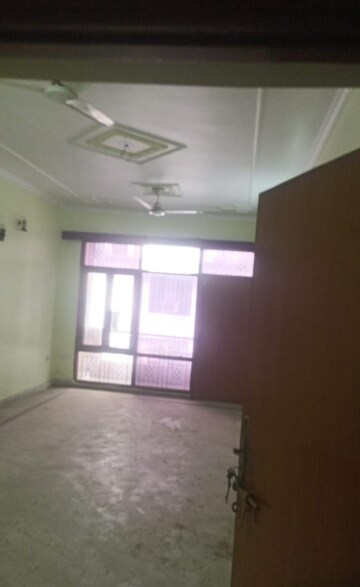 Room in 2 BHK Apartment at Gulmohar Apartments Hazratganj, Hazratganj – for Sale