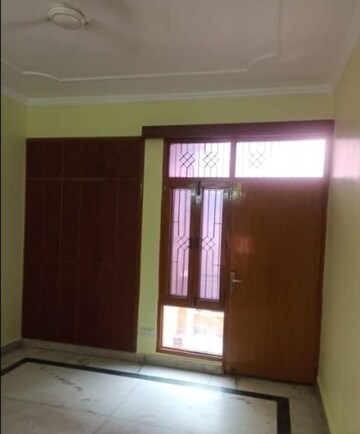 Room in 2 BHK Apartment at Gulmohar Apartments Hazratganj, Hazratganj – for Sale