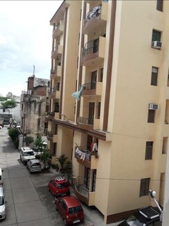 2 BHK + Pooja Room Apartment For Sale in Gulmohar Apartments Hazratganj