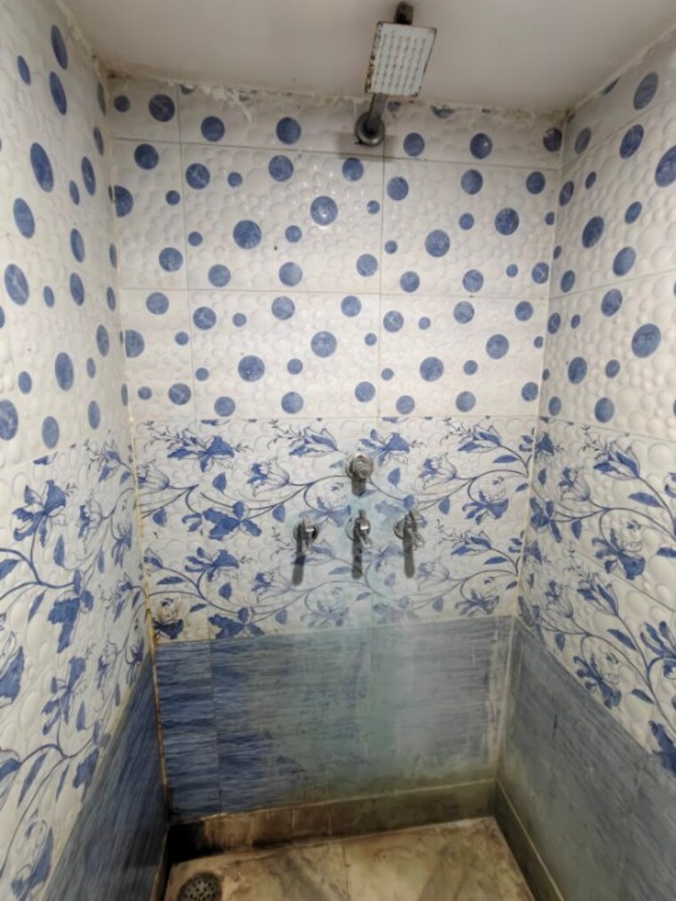 Bathroom, jeoni mandi 3 Bedroom 1100 Sq.Ft. Independent House In Jeoni Mandi Agra 9661333