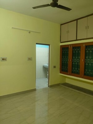 Room in 2.5 BHK Independent House at Aliganj – for Rent