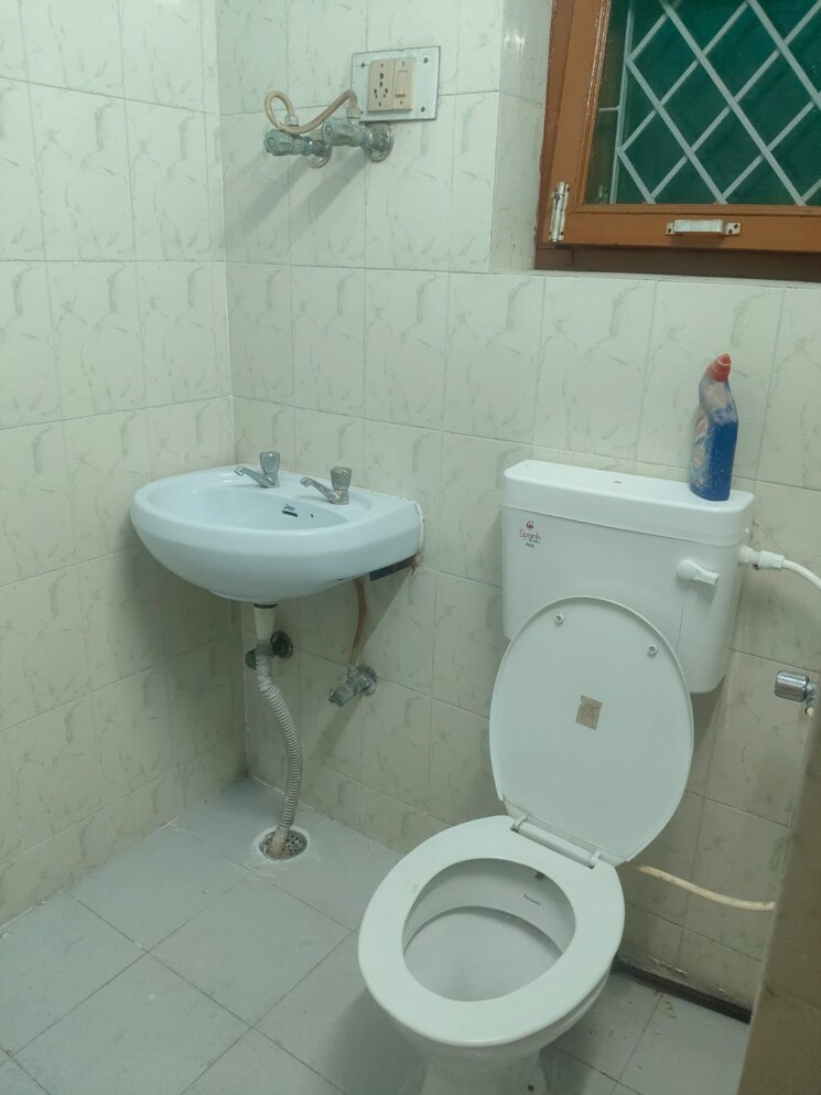 Bathroom, aliganj 2.5 Bedroom 1000 Sq.Ft. Independent House In Aliganj Lucknow 9661360