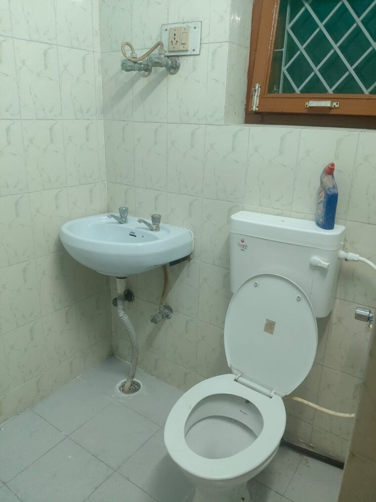 Bathroom, aliganj 2.5 Bedroom 1000 Sq.Ft. Independent House In Aliganj Lucknow 9661360