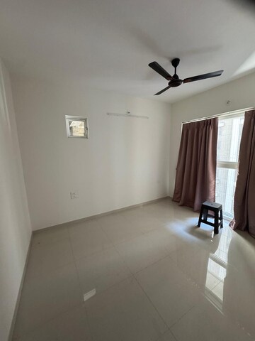 Room in 1 BHK Apartment at Lodha Amara, Kolshet Road – for Rent