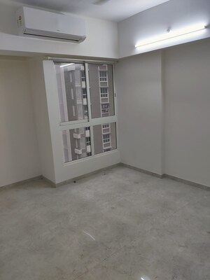 Room in 2 BHK Apartment at Lodha Amara, Kolshet Road – for Rent