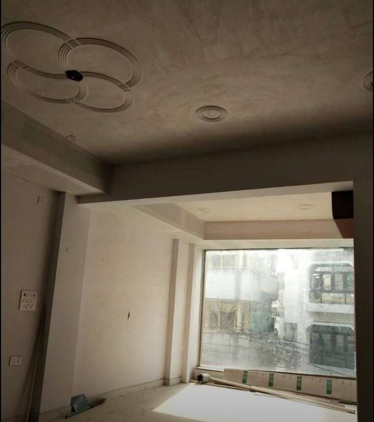 Room, naka hindola Commercial Office Space 1500 Sq.Ft. In Naka Hindola Lucknow 9661447