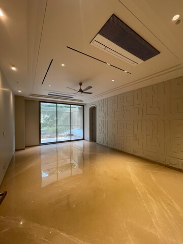 Room in 6 BHK Independent House at Sarvapriya Vihar – for Sale