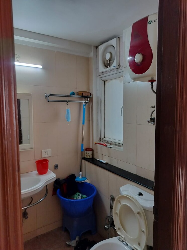 Bathroom, ramprastha-city-the-edge-towers 3 Bedroom 1770 Sq.Ft. Apartment In Sector 37d Gurgaon 9661596