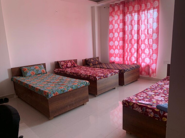 Room, sector 63 Pg For Girls In Sector 63 9661772