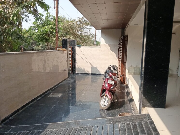 Room, sector 63 Pg For Girls In Sector 63 9661772