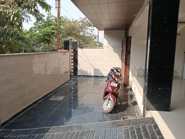 Room, sector 63 Pg For Girls In Sector 63 9661772