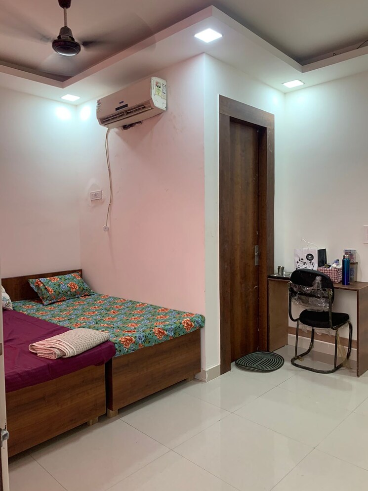 Room, sector 63 Pg For Girls In Sector 63 9661772