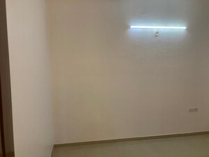 Room in 3 BHK Apartment at Gomti Nagar – for Rent