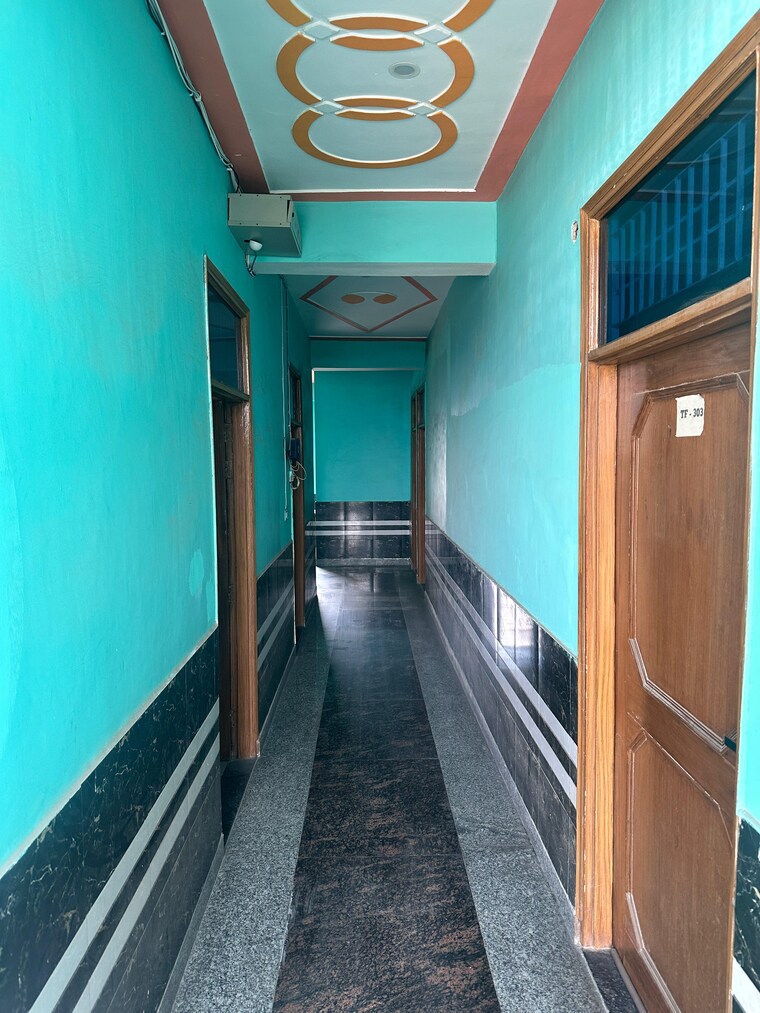 Room, sector 70 Pg For Girls In Sector 70 9661921