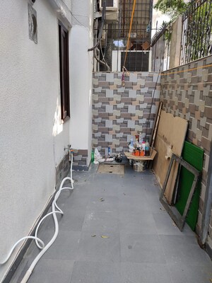 Room in 1 BHK Builder Floor at Ansal Sushant Apartments, Sushant Lok I – for Rent