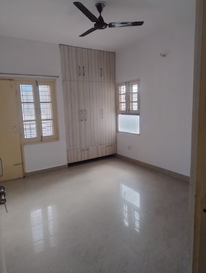 Furnished Amenities in 3 BHK Apartment at Omaxe R2, Gomti Nagar – for Rent