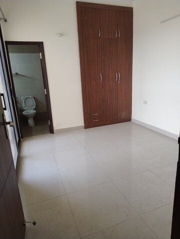 Furnished Amenities in 3 BHK Apartment at Omaxe R2, Gomti Nagar – for Rent