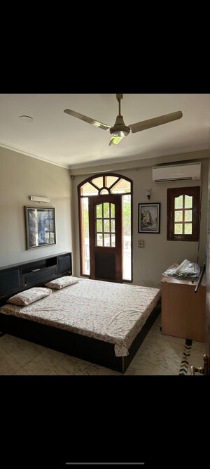 Bedroom in 3 BHK Builder Floor at DLF Atria, Dlf Phase ii – for Rent