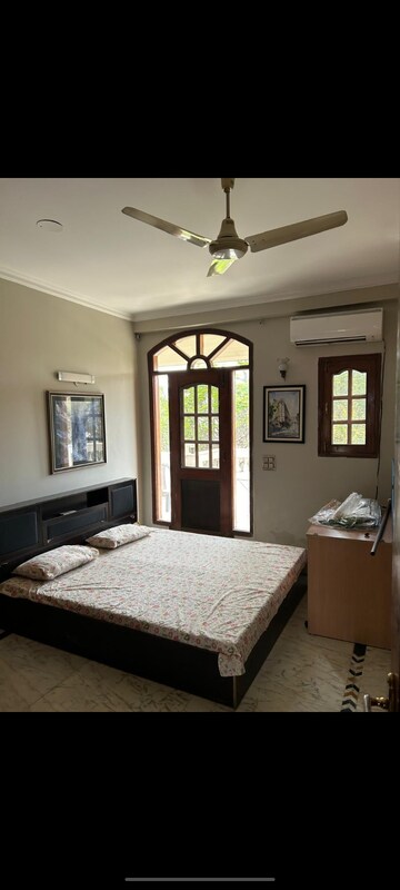 Bedroom in 3 BHK Builder Floor at DLF Atria, Dlf Phase ii – for Rent