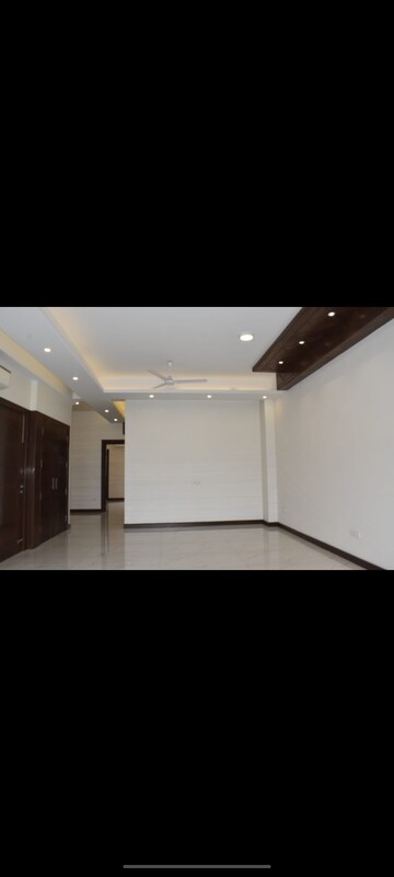 Room in 3 BHK Builder Floor at DLF The Crest, Sector 54 – for Rent