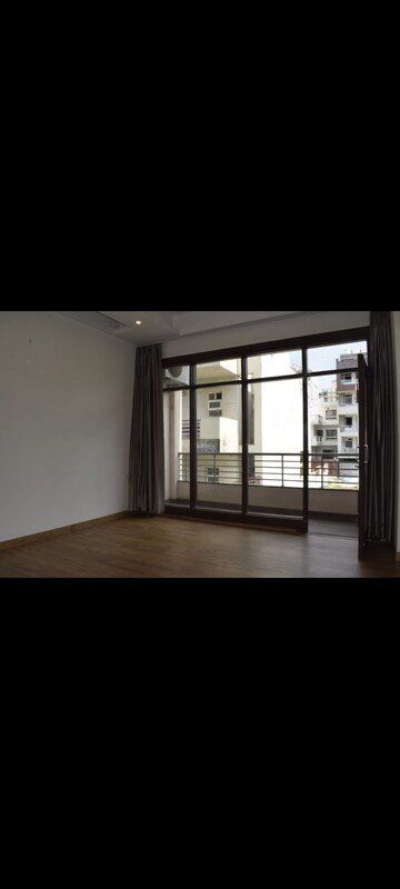 Room in 3 BHK Builder Floor at DLF The Crest, Sector 54 – for Rent