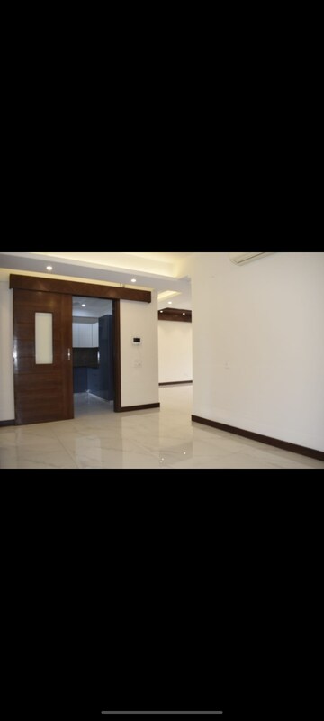 Room in 3 BHK Builder Floor at DLF The Crest, Sector 54 – for Rent
