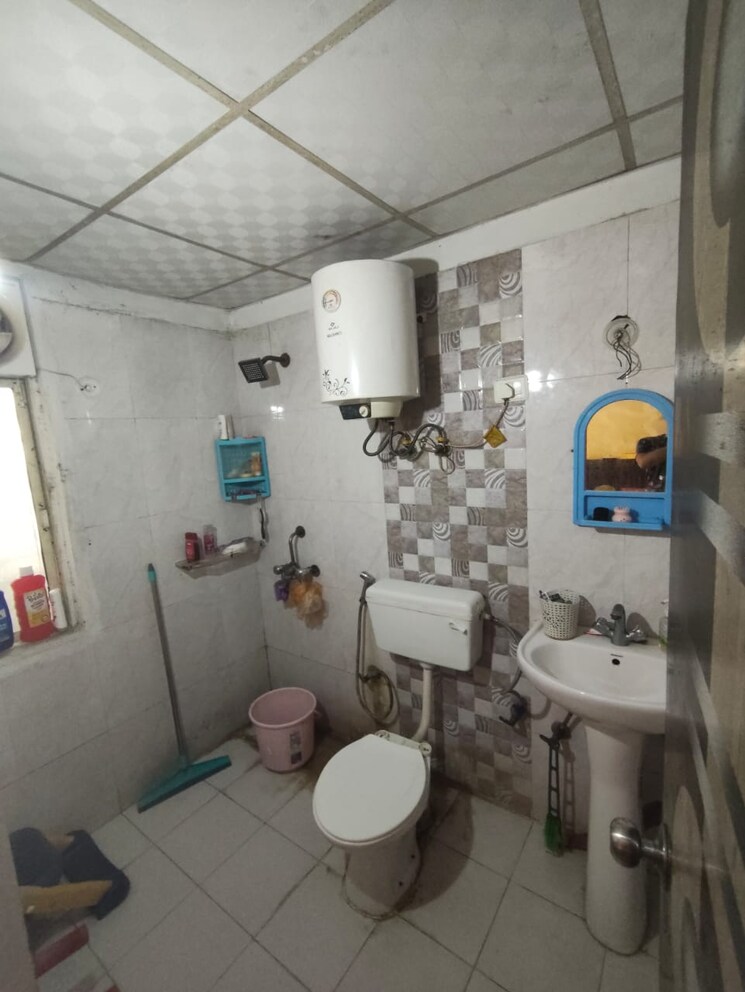 Bathroom, galaxy-north-avenue 2 Bedroom 905 Sq.Ft. Apartment In Gaur City 1 Greater Noida 9662172