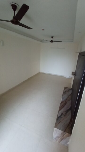 Room in 2 BHK Apartment at Signature Global Prime, Sector 63a – for Rent