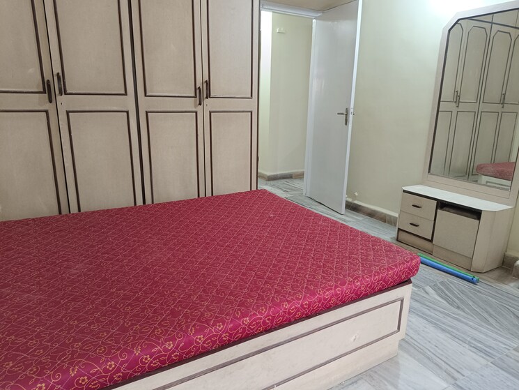 Room, malad west Pg For Boys & Girls In Malad West 9662256