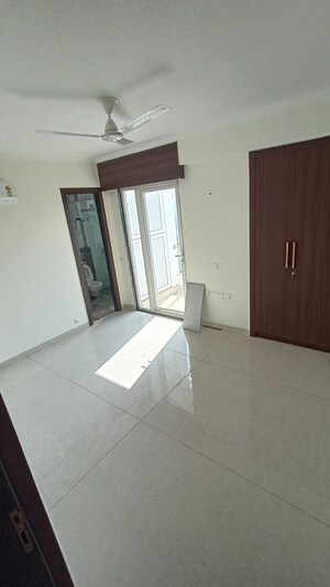 Room in 5 BHK Apartment at Sector 52 – for Rent