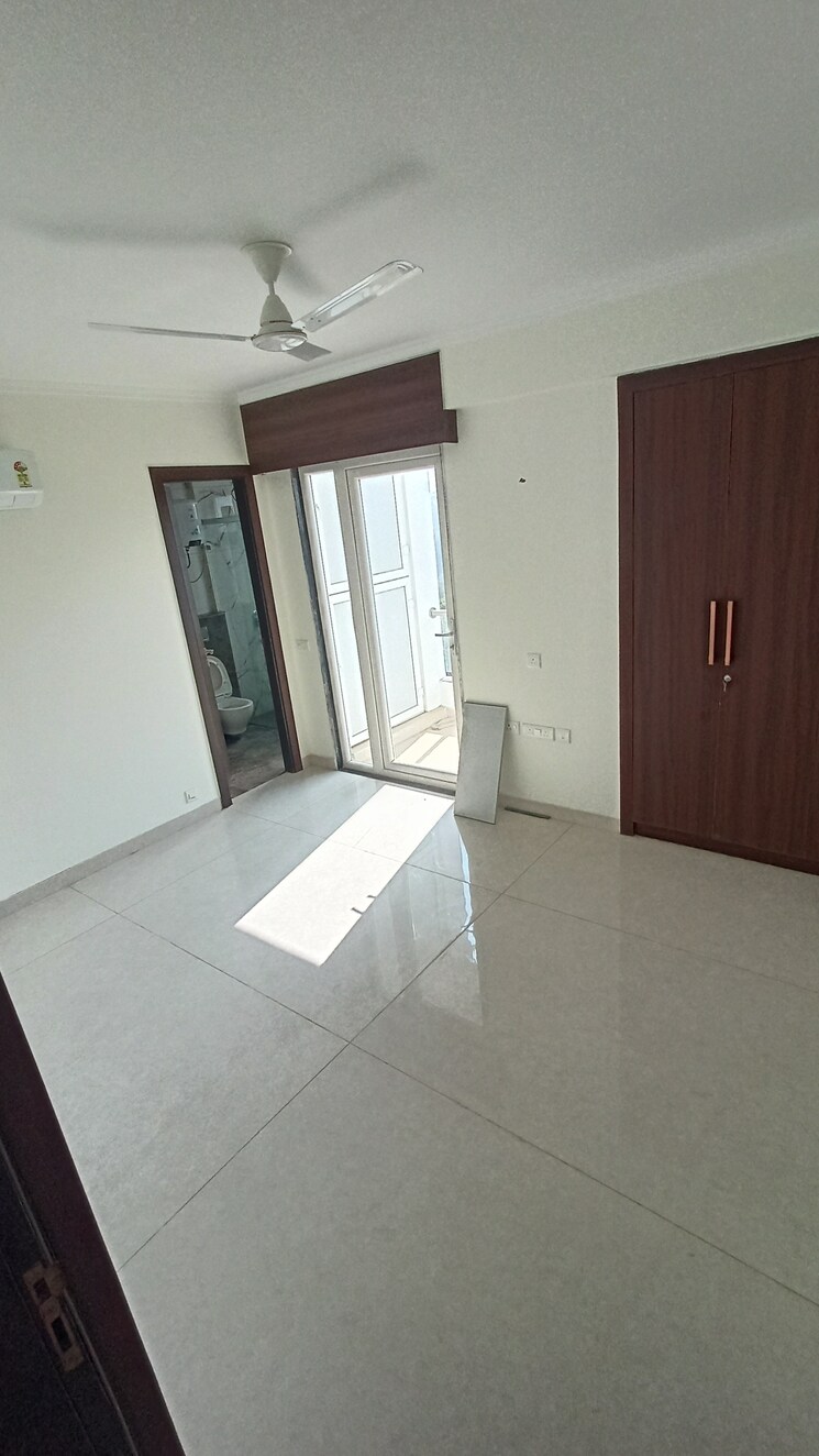 Room, sector 52 5 Bedroom 3300 Sq.Ft. Apartment In Sector 52 Gurgaon 9662295