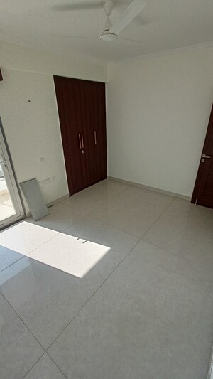 Room in 5 BHK Apartment at Sector 52 – for Rent