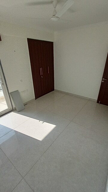 Room in 5 BHK Apartment at Sector 52 – for Rent