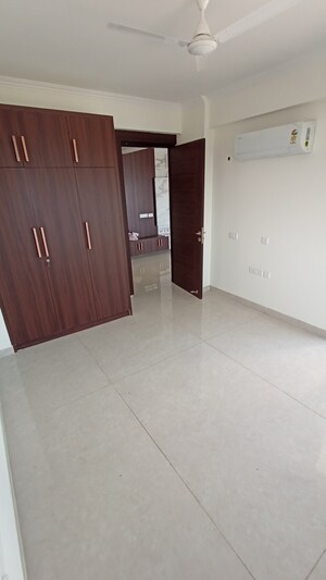 Room in 5 BHK Apartment at Sector 52 – for Rent
