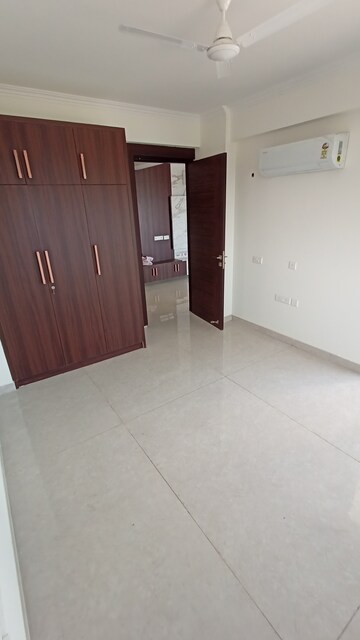 Room in 5 BHK Apartment at Sector 52 – for Rent