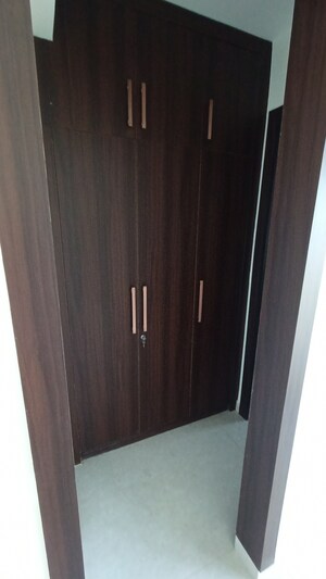 Furnished Amenities in 5 BHK Apartment at Sector 52 – for Rent