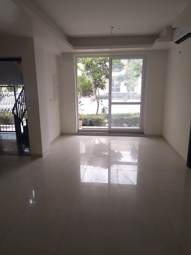 Room, bptp-discovery-park 2 Bedroom 1120 Sq.Ft. Apartment In Sector 80 Faridabad 9662348