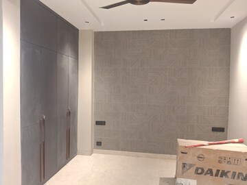 Room in 3 BHK Builder Floor at Dlf Phase I – for Sale