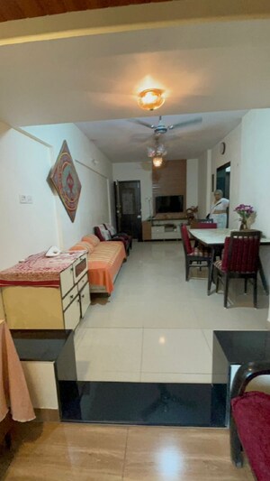 Team Area in 2 BHK Apartment at Juhu – for Rent