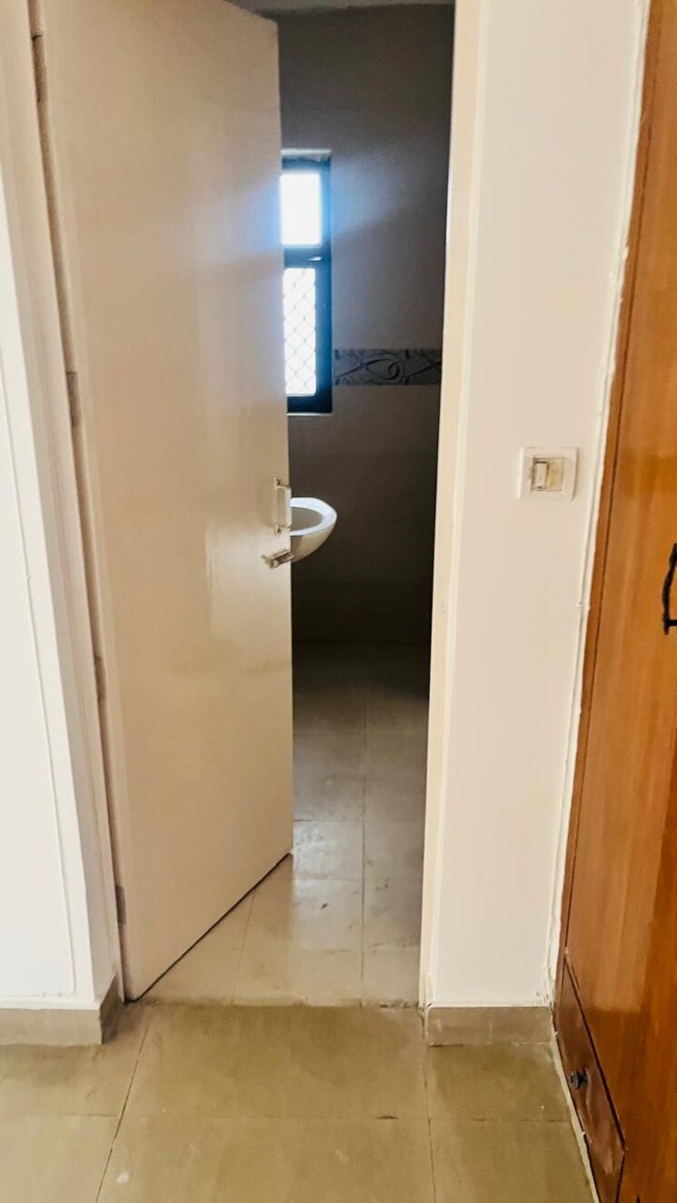 Bathroom, jal-vayu-vihar-noida 2 Bedroom 1294 Sq.Ft. Apartment In Sector 21 Noida 9662394