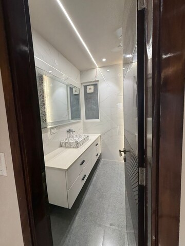 Building Lobby in 4 BHK Builder Floor at Ansal Sushant Apartments, Sushant Lok I – for Rent