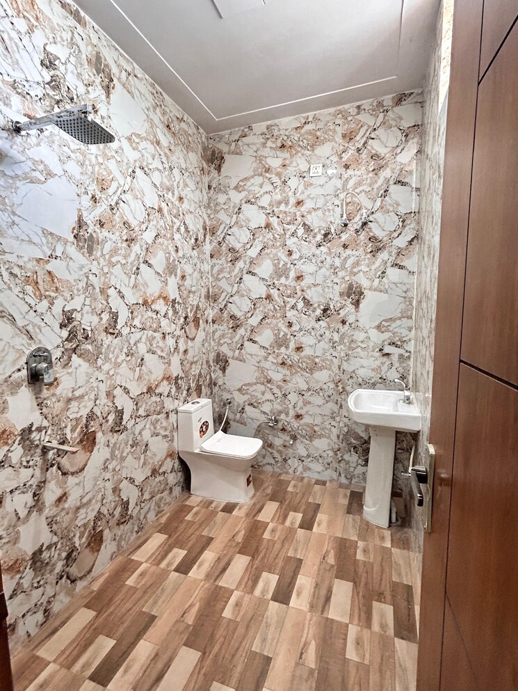 Bathroom, sector 75 3 Bedroom 300 Sq.Yd. Builder Floor In Sector 75 Faridabad 9662450