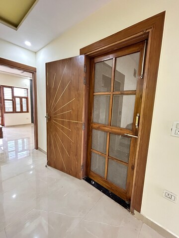 Room in 3 BHK Builder Floor at Sector 75 – for Rent