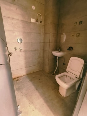 Attached Bathroom in 2 BHK Builder Floor at Dwarka Mor – for Rent