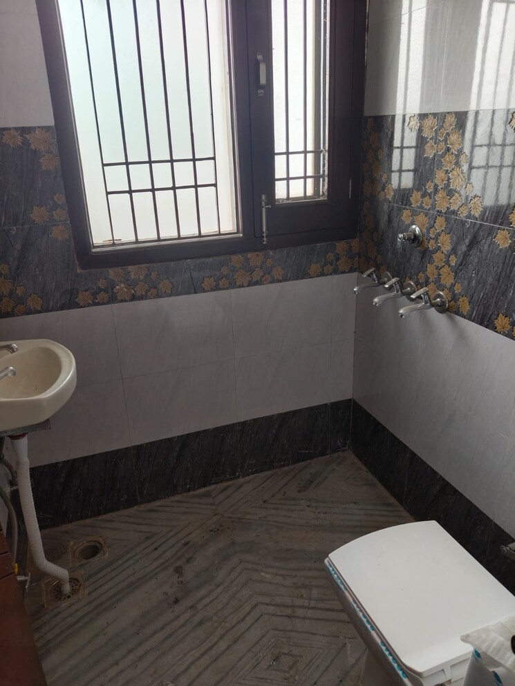 Bathroom, sector 8 3 Bedroom 250 Sq.Yd. Independent House In Sector 8 Panchkula 9662499