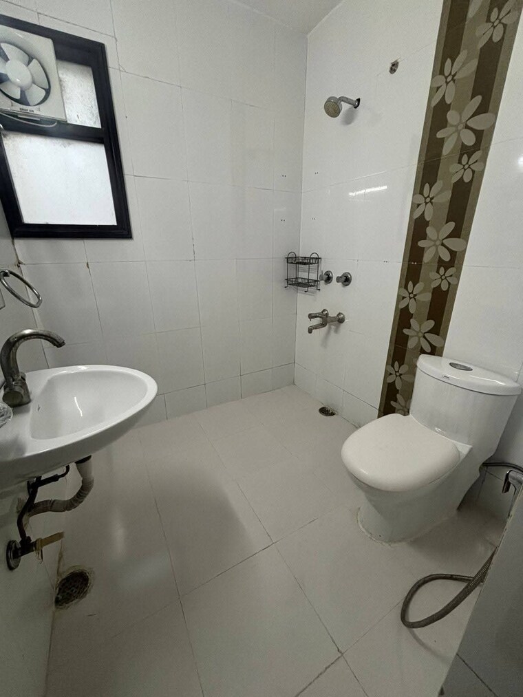Bathroom, saket 3 Bedroom 1600 Sq.Ft. Apartment In Saket Delhi 9662531
