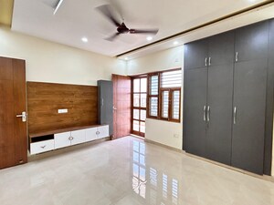 Room in 3 BHK Builder Floor at Sector 85 – for Rent